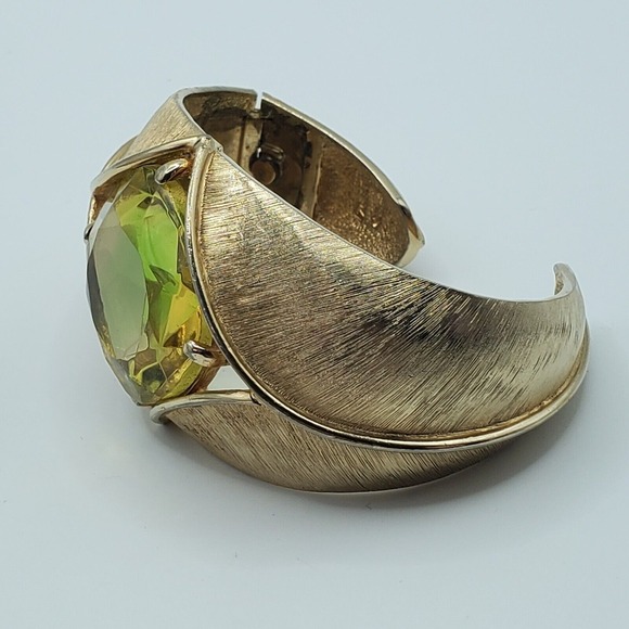 Avon Cuff Bracelet Green Plastic Stone Brushed Gold Tone Fashion Jewelry - Picture 6 of 10